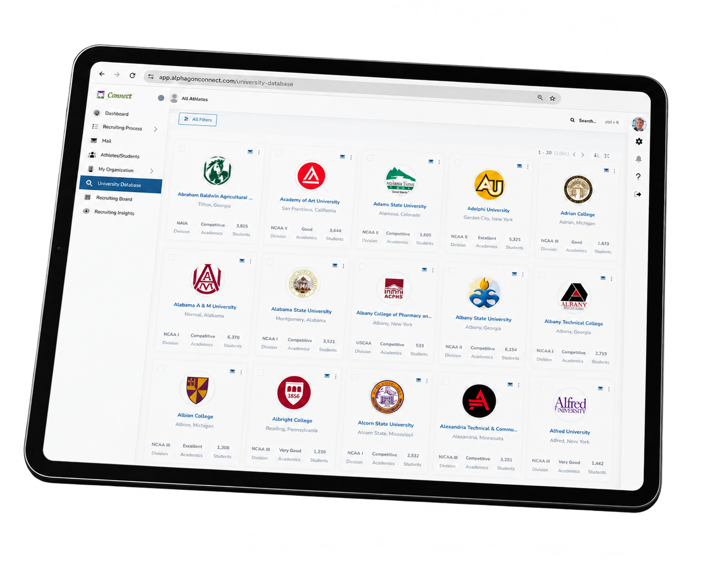 Alphagon Connect mostrado en un iPad con la base de datos de universidades